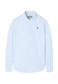 Camisa polo de manga larga azul claro con rayas verticales, un cuello tipo punta y un pequeño logo azul marino en el lado izquierdo del pecho. Con una tapeta de cinco botones.
