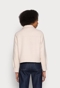 OPUS HELMENA - Casaco de verão - sweet almond