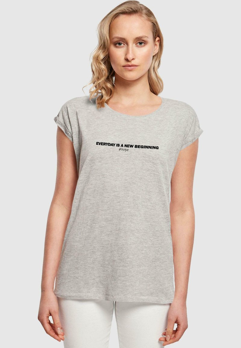 Merchcode FRAUEN HOPE EXTENDED SHOULDER  - Triko s potiskem - heather grey