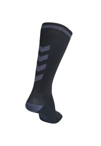 Calcetín negro hasta la rodilla con un patrón texturizado, que presenta tres chevrones grises en el lateral y un talón y puntera reforzados.