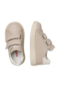 Chaussures en cuir beige avec deux bandes Velcro et des accents blancs. Bout arrondi et semelle en caoutchouc. Texture douce et lisse sur l'ensemble.