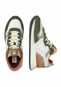 Zelené semišové a bílé síťované tenisky s oranžovými a tanovými akcenty. Mají gumovou podešev a tkaničky. Boční logo a polstrovaný vnitřek pro pohodlí.