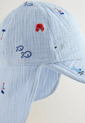 Világoskék pamut sapka hímzett tengeri motívumokkal, többek között halakkal és rákokkal, ívelt napellenzővel és texturált anyaggal.