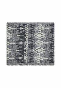 Tappeto rettangolare intrecciato in nero, bianco e grigio con motivi geometrici e tribali disposti in righe simmetriche alternate.