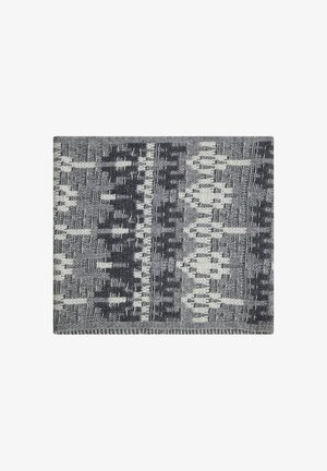 Alfombra rectangular tejida en negro, blanco y gris con patrones geométricos y tribales en filas simétricas alternadas.