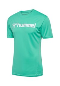 Turkusowa koszulka sportowa z krótkim rękawem, wykonana z oddychającego materiału, z białym logo "hummel" na przodzie.
