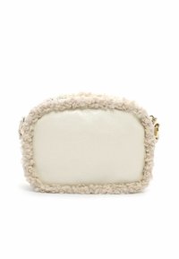 Borsa in finta pelle bianca con un morbido bordo color crema, forma rettangolare e texture liscia. Presenta accessori in oro per il fissaggio della tracolla.