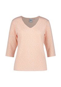 V-hals, driekwart mouw top van zacht perzikkleurig stof met een subtiel dierenprintpatroon. Lichtgewicht, casual ontwerp.