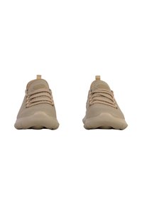 Scarpe da ginnastica beige con parte superiore in maglia, suola ammortizzata e design simmetrico. Presentano lacci piatti e un'etichetta sul tallone.