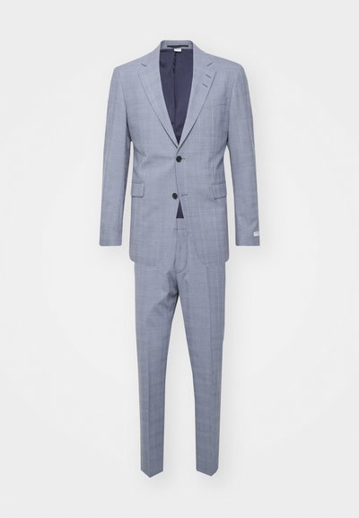 Completo grigio chiaro con un delicato motivo a quadri. Giacca monopetto, due tasche frontali, chiusura a due bottoni. Pantaloni slim, su misura.