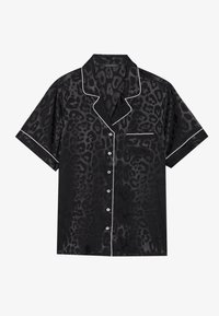 Chemise noire à imprimé léopard à manches courtes, avec des finitions blanches, boutonnière à l'avant et une poche poitrine, fabriquée en tissu lisse.