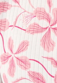 Tela blanca con rayas verticales que presentan patrones florales en rosa y líneas. La textura parece suave y acanalada, realzando el detalle del diseño.