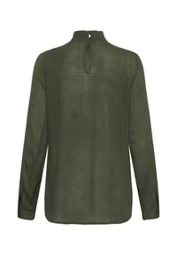 Blouse vert foncé à manches longues avec col montant froncé et ouverture en goutte d'eau avec fermeture à bouton au dos.