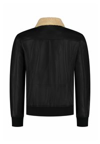 Schwarze Lederjacke mit einem beigen Shearling-Kragen, gerippten Manschetten und Saum, mit glatter Textur und klarem, strukturiertem Design.