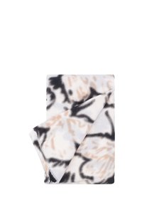 Una morbida coperta con un motivo floreale in nero, beige e bianco, con una superficie liscia e bordi piegati.