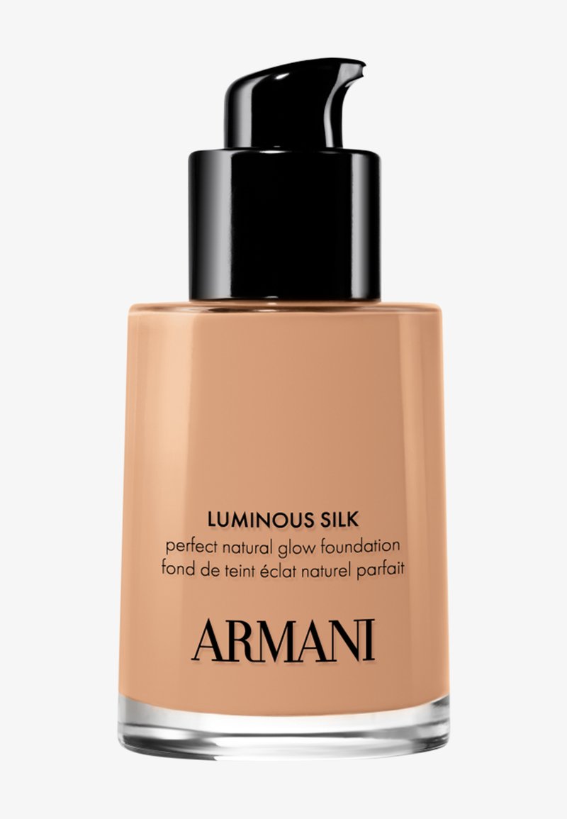 Flacon en verre de fond de teint Armani Luminous Silk avec distributeur pompe noir et liquide beige à l'intérieur, étiqueté pour une finition éclat naturel.