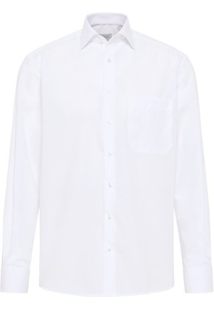 Weißes Langarmhemd aus glattem Stoff, mit klassischem Kragen, Knopfleiste und einer einzelnen Brusttasche auf der linken Seite.