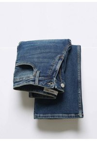 Paire de jeans en denim bleu pliée avec poche avant visible, passants de ceinture et bouton métallique sur une surface blanche.