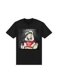 Černé tričko s grafickým motivem karikatury králíka v červeném tričku, na kterém je ve velkých žlutých písmenech nápis "THUG LIFE", na texturovaném pozadí.