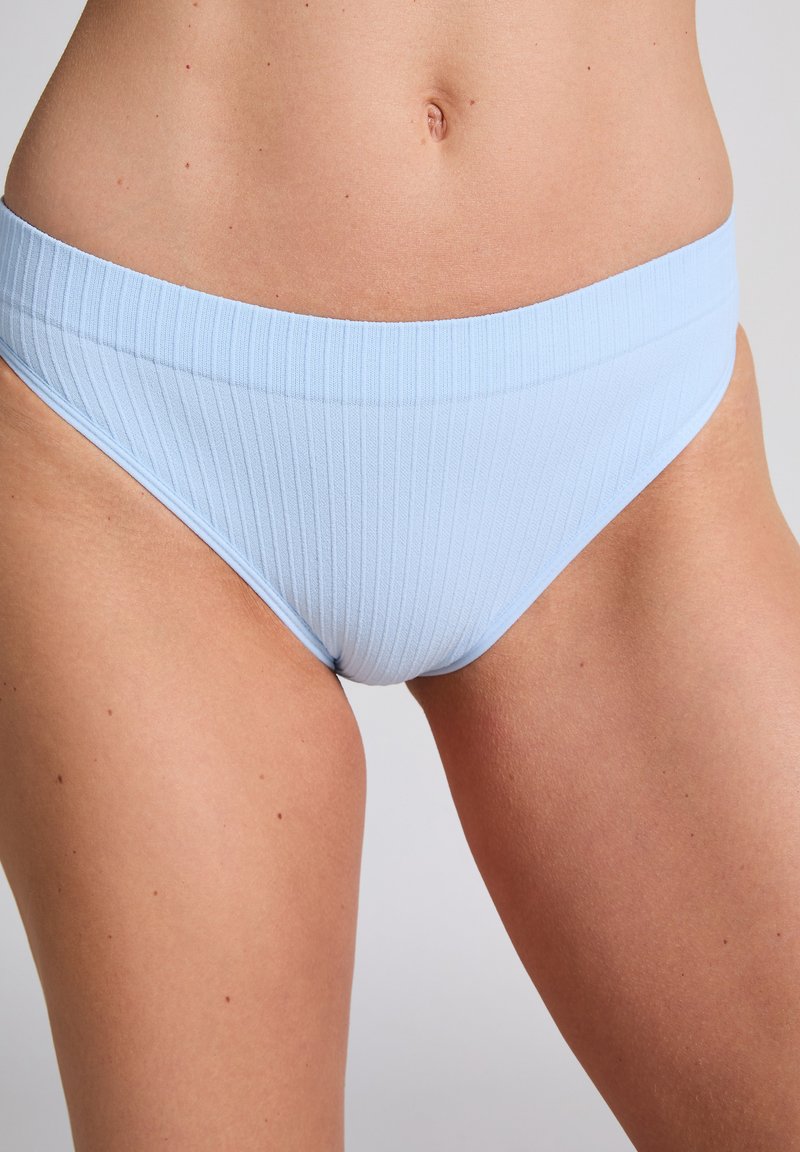 Lichtblauwe geribbelde bikini broekjes met een zachte elastische tailleband, met een slank ontwerp en een gladde textuur.