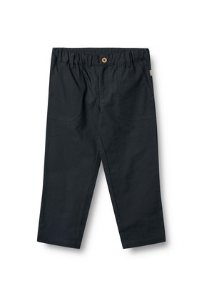 Pantalons en coton noir avec une coupe décontractée, dotés d'une taille élastique, d'un bouton en bois et de deux poches arrière. Design simple et texture lisse.