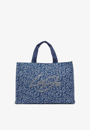 Modra torba iz blaga z vzorcem živalskega tiska, teksturiranim materialom, dvema ročajema in okrašenim podpisnim detajlom v srebrni barvi.