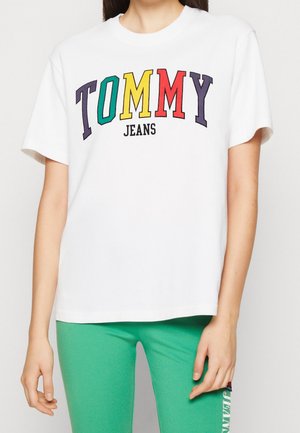 Valkoinen puuvilla T-paita, jossa on monivärinen "TOMMY JEANS" -teksti. Lyhyet hihat, rento malli, pyöreä pääntie ja yhtenäinen väri.