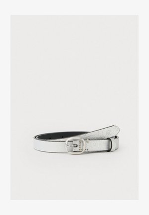 Stříbrný pás z umělé kůže s texturovaným povrchem, vybavený kovovou sponou a černým vnitřním podšívkou, s elegantním, úzkým designem.