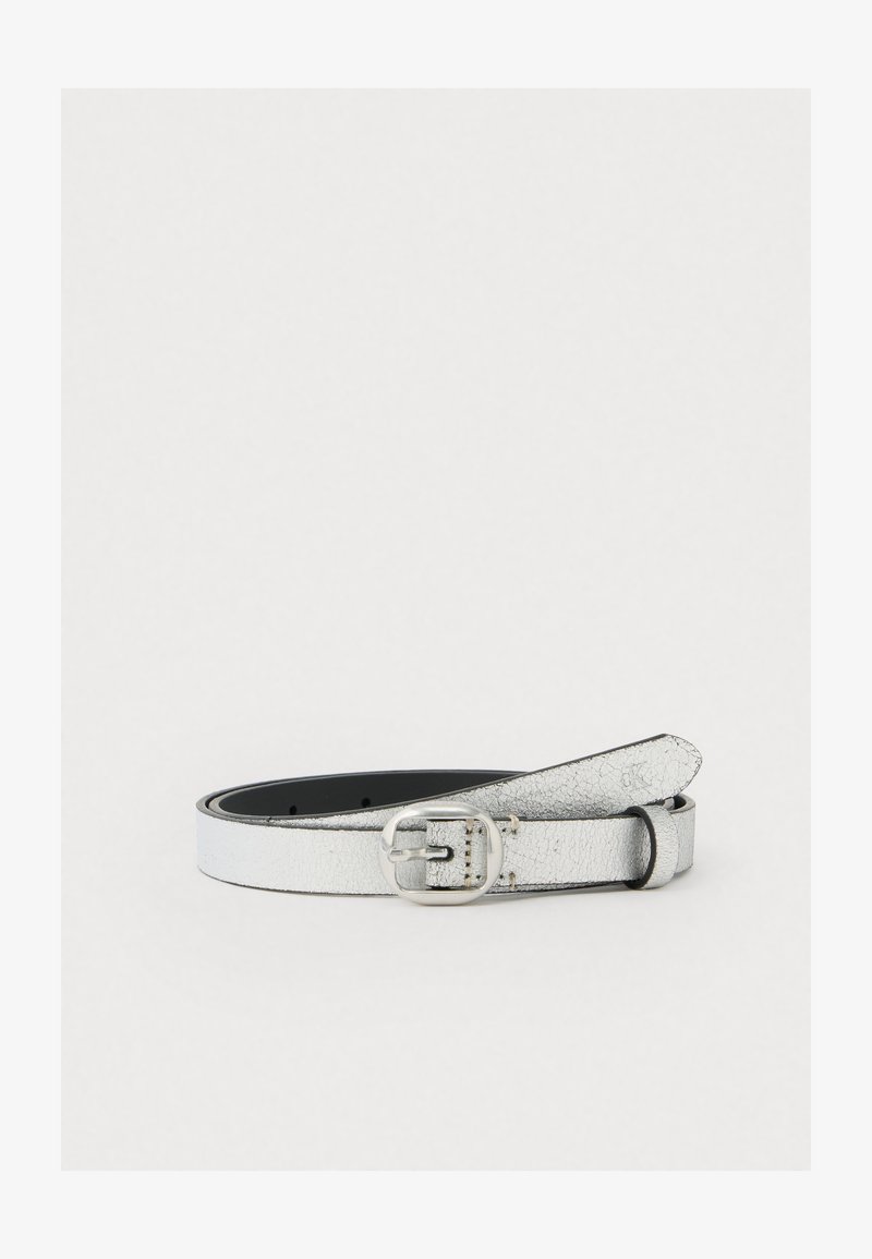Ασημί ψεύτικη δερμάτινη ζώνη με υφή, διαθέτει μεταλλική αγκράφα και μαύρη εσωτερική επένδυση, παρουσιάζοντας ένα κομψό, στενό σχέδιο.