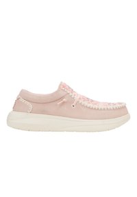 Scarpa da ginnastica in suede rosa chiaro con suola in gomma bianca, cuciture decorative e accenti multicolori sulla parte superiore. Forma arrotondata, design traspirante.