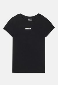 Zwarte T-shirt met korte mouwen van katoen, met een witte rechthoekige logo patch met de tekst "EA7" op de voorkant ter hoogte van de borst.