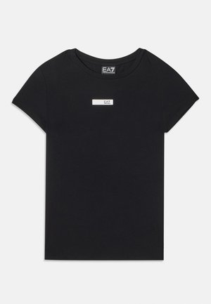 Zwarte T-shirt met korte mouwen van katoen, met een witte rechthoekige logo patch met de tekst "EA7" op de voorkant ter hoogte van de borst.