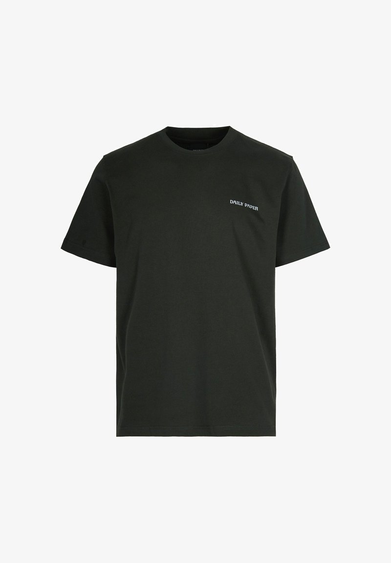 Donkergroene katoenen t-shirt met korte mouwen, een ronde hals en het "DAILY PAPER" logo in het wit geborduurd op de linker borst.