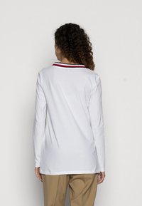 Tommy Hilfiger REGULAR - Camisola de manga comprida - white