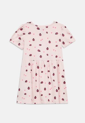 Robe en coton rose à manches courtes avec motifs floraux et cœurs, jupe froncée, et texture douce. Encolure ronde et manches ballon.