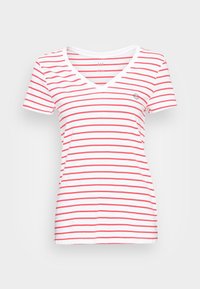 Hvid kortærmet V-hals T-shirt med tynde horisontale røde striber og et lille sort smiley-ansigt logo på venstre bryst.
