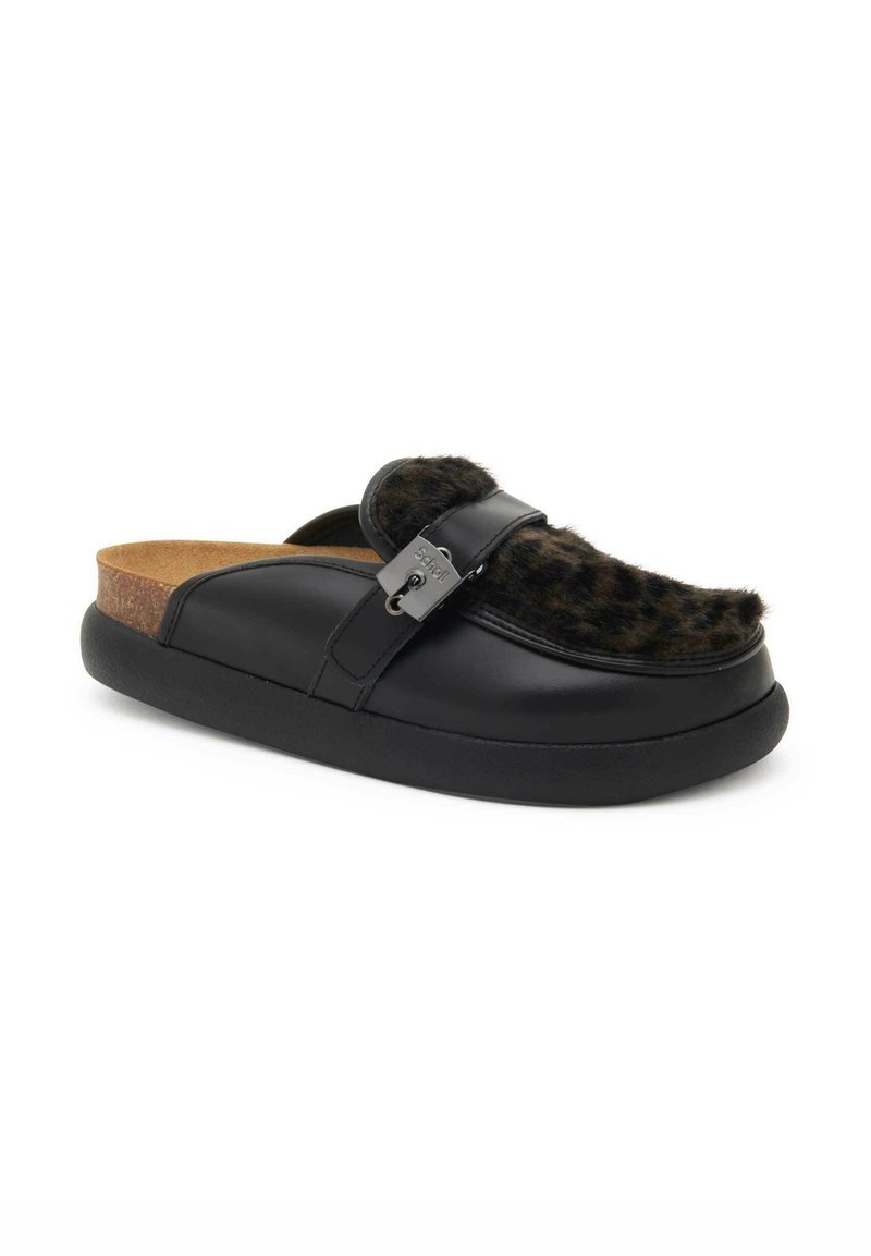 Zueco de cuero negro con un acento de piel de leopardo marrón texturizada, que presenta una correa decorativa y una hebilla, plantilla de corcho y suela de goma.