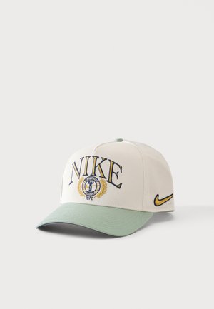 Καπέλο Nike σε κρεμ και ανοιχτό πράσινο με κεντημένο λογότυπο, κείμενο «NIKE» και κυκλικό έμβλημα με τη φράση «EVERETT OREGON 1972».