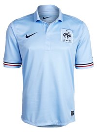 Polo shirt court à manches courtes bleu clair avec un col, arborant un logo Nike noir et un blason blanc avec un coq et "FFF". Accent rayé rouge et bleu sur les manches.