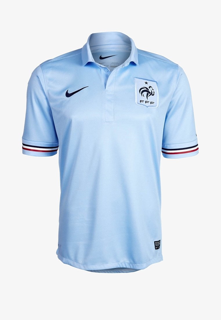 Polo shirt court à manches courtes bleu clair avec un col, arborant un logo Nike noir et un blason blanc avec un coq et "FFF". Accent rayé rouge et bleu sur les manches.