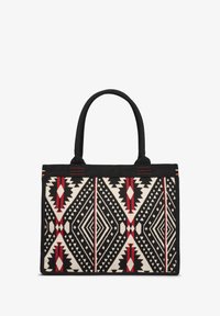 Zwart en crèmekleurige tas met geometrische patronen en rode accenten. Gemaakt van textiel met twee stevige handvatten en een gestructureerde vorm.