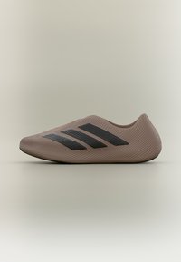 Δεν επιλέχθηκε, trace brown/core black