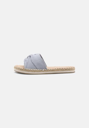 Bullboxer Mules - pastel blue