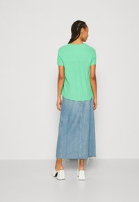 Esprit V NECK - Nyomott mintás póló - citrus green