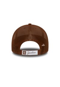 Rudas tinklelis beisbolo kepurė su apvaliame gale, su balta juostele, pažymėta "Yankees". Įtraukta viršutinė mygtuką ir reguliuojama juosta.
