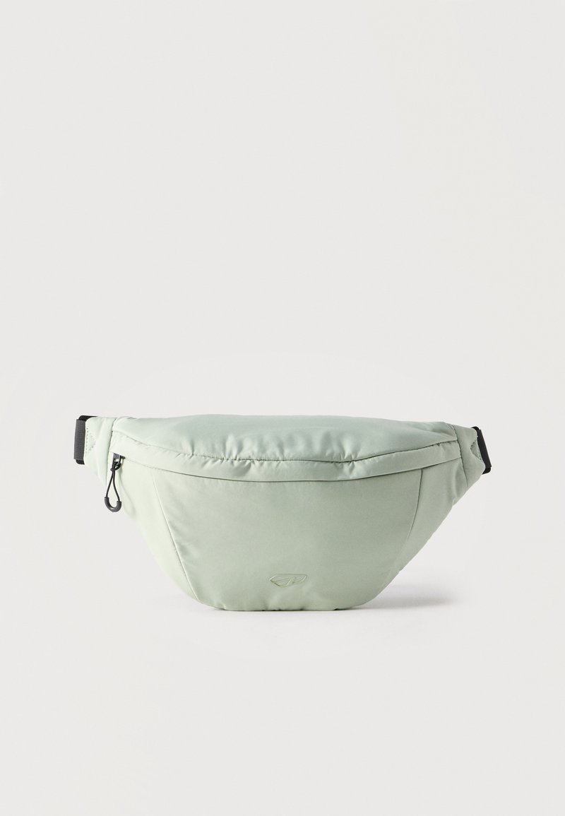 Ανοιχτοπράσινη επενδυμένη τσάντα μέσης με μπροστινή τσέπη με φερμουάρ και ρυθμιζόμενο μαύρο λουρί σε μονόχρωμο φόντο.