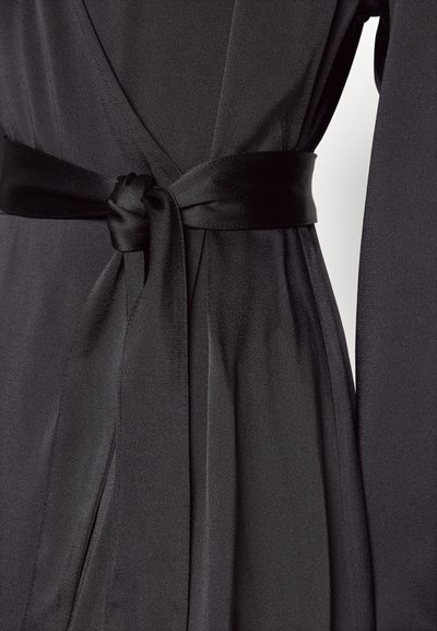 Μαύρο φόρεμα σε περιτύλιγμα με λείο υφή, μακριά μανίκια και σατέν ζώνη στη μέση, με σφιχτό αξεσουάρ για κλείσιμο.