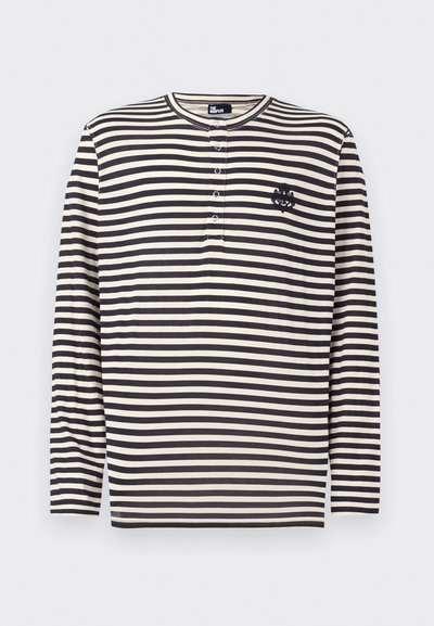 Μακρυμάνικο μαύρο και λευκό ριγέ πουκάμισο με οριζόντιες ρίγες, στρογγυλή γραμμή λαιμού, μερικό άνοιγμα με κουμπιά και κεντημένο έμβλημα στο αριστερό στήθος.