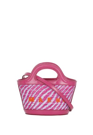 Piccola borsa intrecciata rosa e bianca con manici curvi, rifiniture in pelle, tracolla e scritta arancione "MARNI" sul davanti.