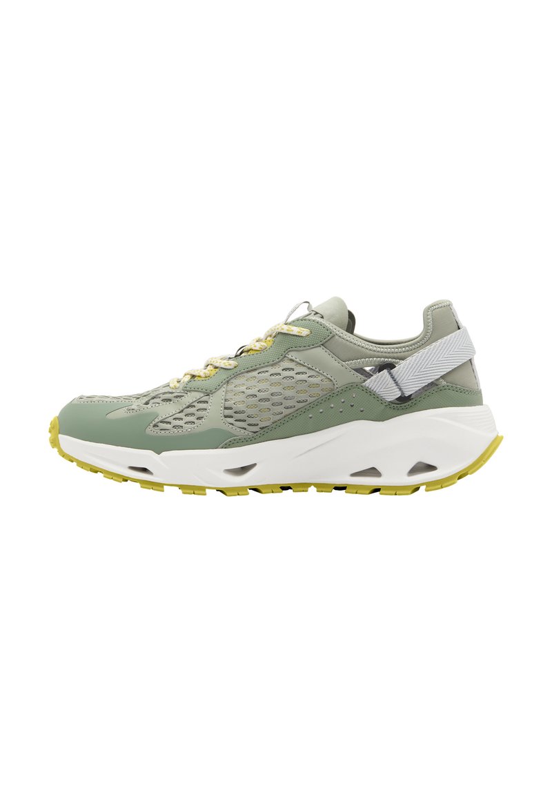 Scarpe da ginnastica sintetiche e a maglia verde con lacci e suola gialla. Presentano un inserto sul tallone grigio chiaro e un design laterale testurizzato.